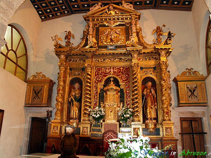 18-P6161115+.jpg - 18-P6161115+.jpg - Altare ligneo nella navata centrale della chiesa parrocchiale di S. Pietro (XVI sec.).